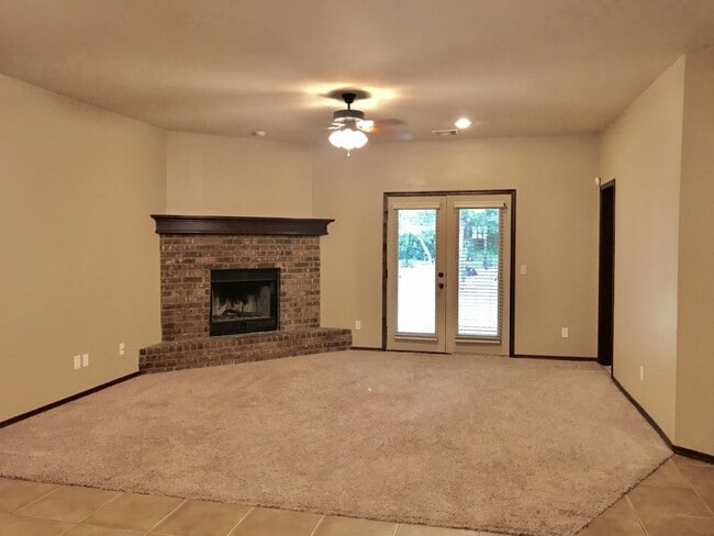 Building Photo - 3 bd/2 ba on Half acre - Edmond Schools
