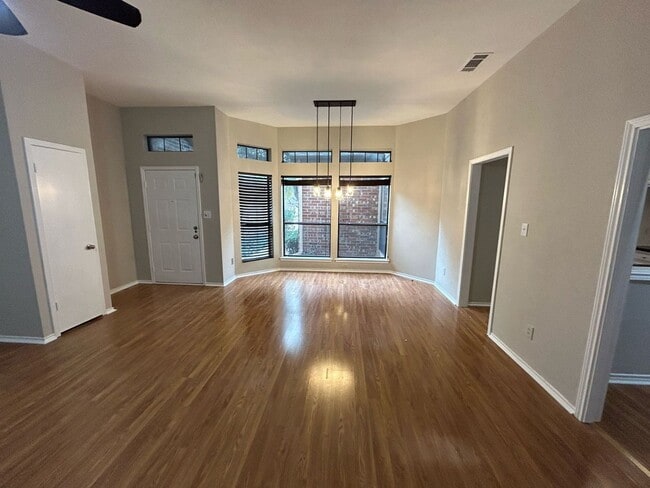 Ready to move in.....Fresh Paint and much more.... - Ready to move in.....Fresh Paint and much more.... House