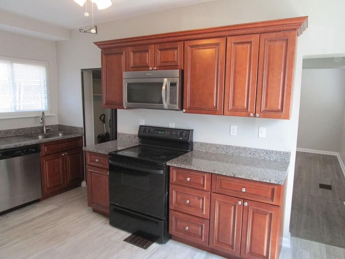 Foto principal - UPDATED 1 BEDROOM, 1 BATH HOME + OFFICE IN...