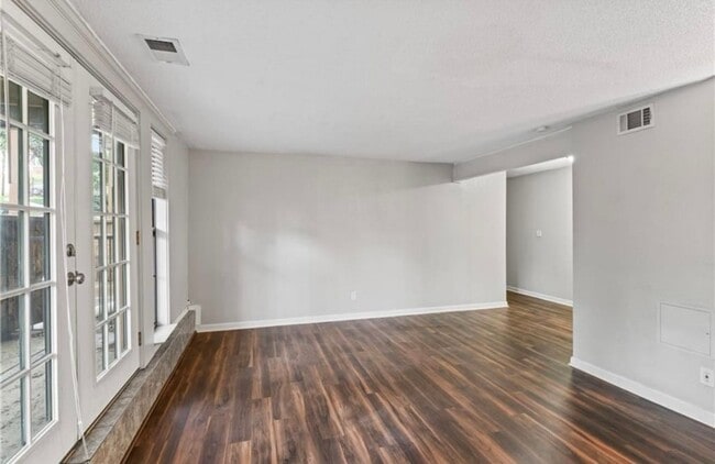 Building Photo - Plaza condo 2 Bed 2 Bath! $1500.00