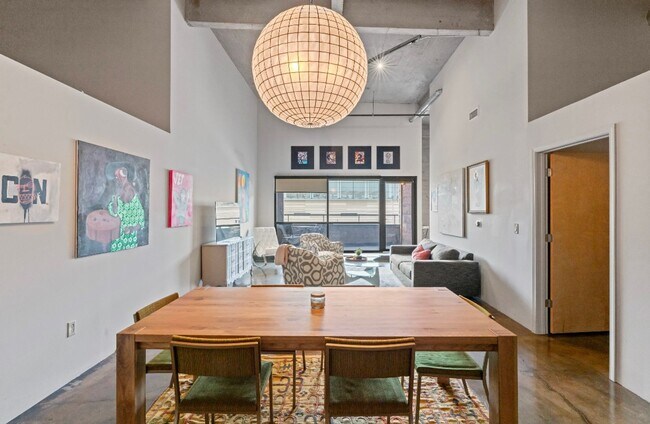 Foto del edificio - Fully Furnished 2 Bed / 2 Bath Modern Apartment Near Union Station! $2695.00!