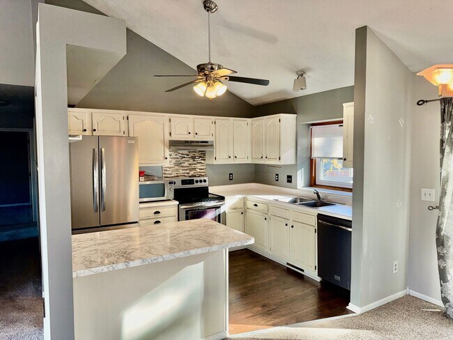 Foto del edificio - Updated 3-Bedroom Home Near Standing Bear Lake