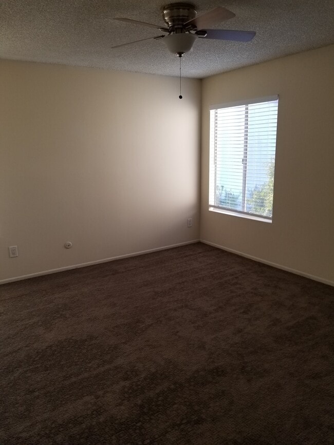 Building Photo - 2521 W Sunflower Ave