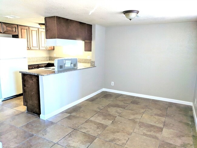 Building Photo - 2 br, 2 bath 4plex - Del Gado Apartments