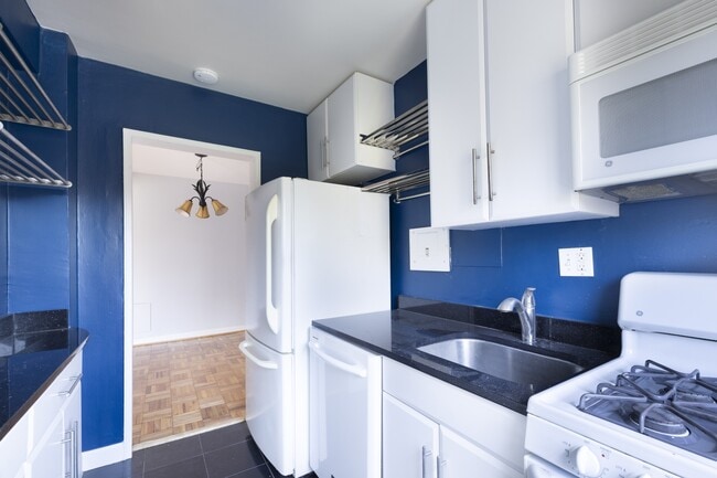 Foto del edificio - 3901 Tunlaw Rd NW