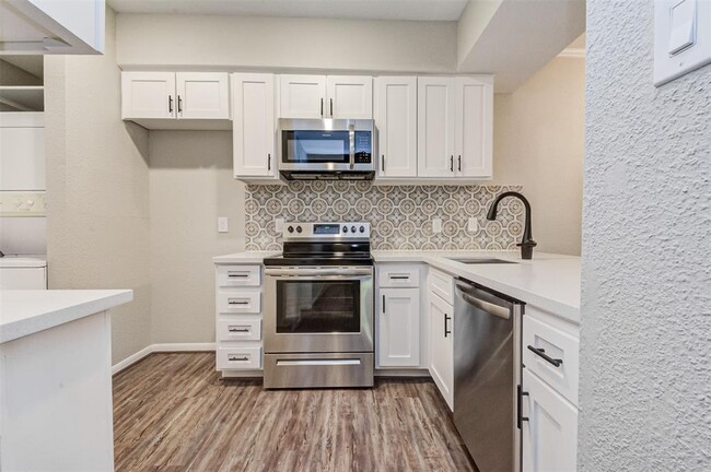 Building Photo - 724 Bering Dr