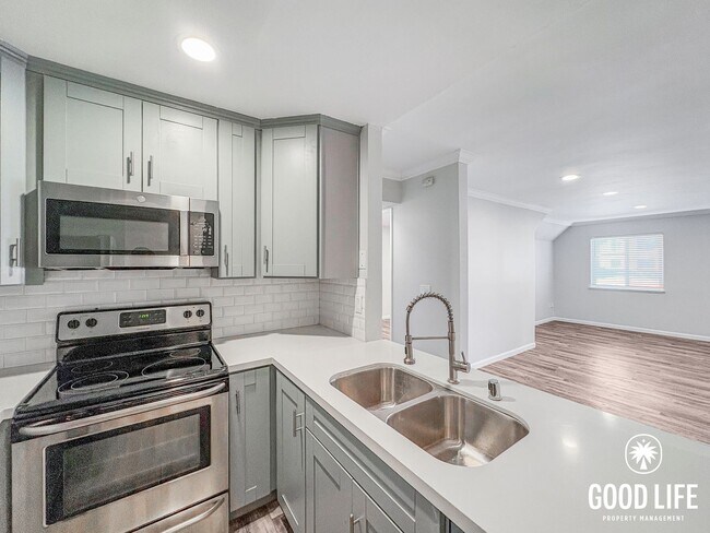 Foto del edificio - SD: 2BD/2BA Condo in UTC with Reserved Parking, Covered Balcony & In-Unit Laundry