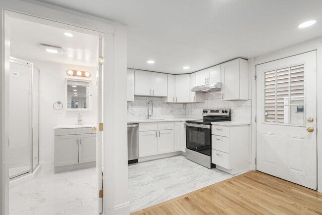 Building Photo - 431 E 6th St