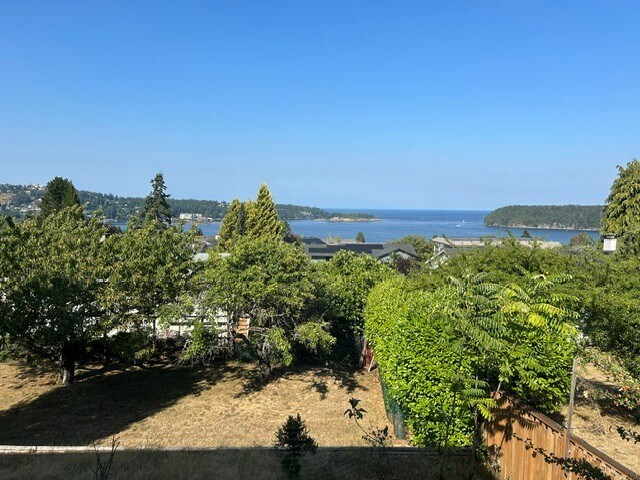 Photo du bâtiment - 2226 Departure Bay Rd