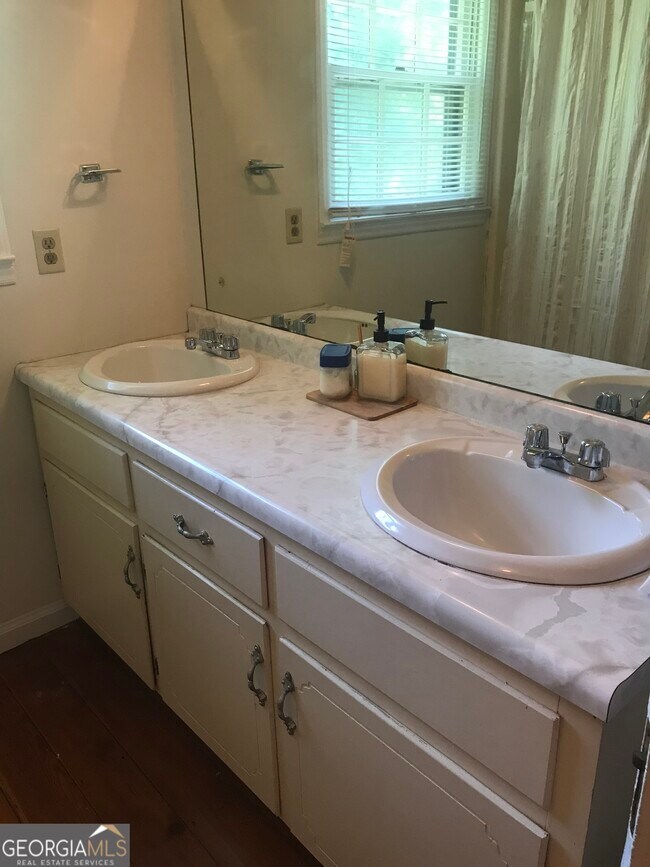 Foto del edificio - 120 Boley Dr