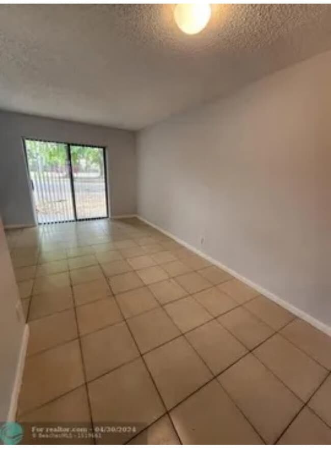 Building Photo - 4118 Lakeside Dr