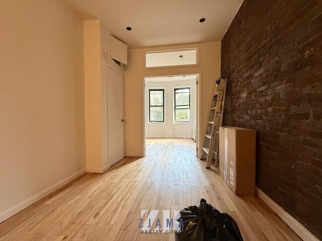 Foto del edificio - 1 bedroom in Brooklyn NY 11216
