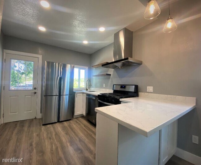 Building Photo - 4 br, 3 bath House - 1030 Vine Street