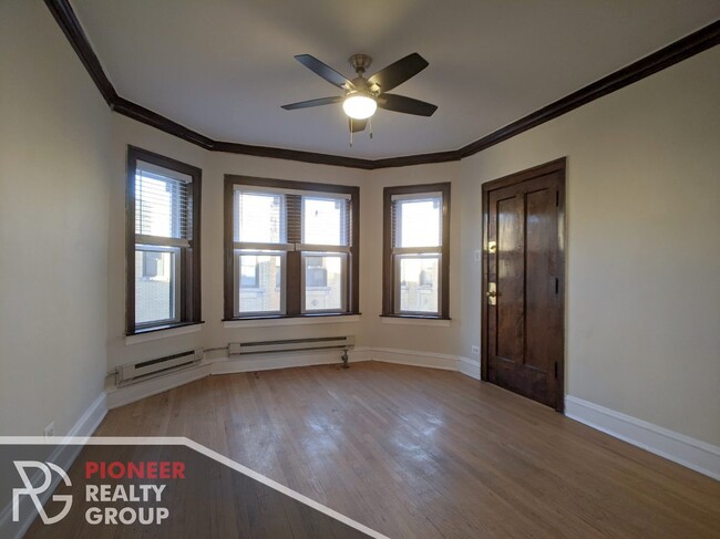 Foto del edificio - 3814 N Greenview Ave