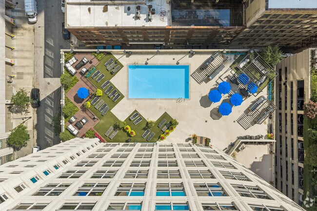 Piscina y solárium - 750 N. Rush