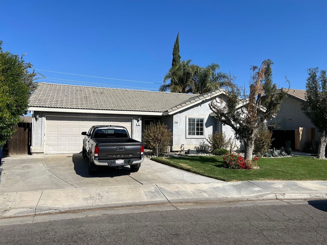 Building Photo - Beautiful 3-bedroom, 2-bathroom home comin...