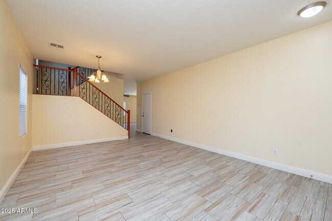 Foto del edificio - 15635 W Devonshire Ave