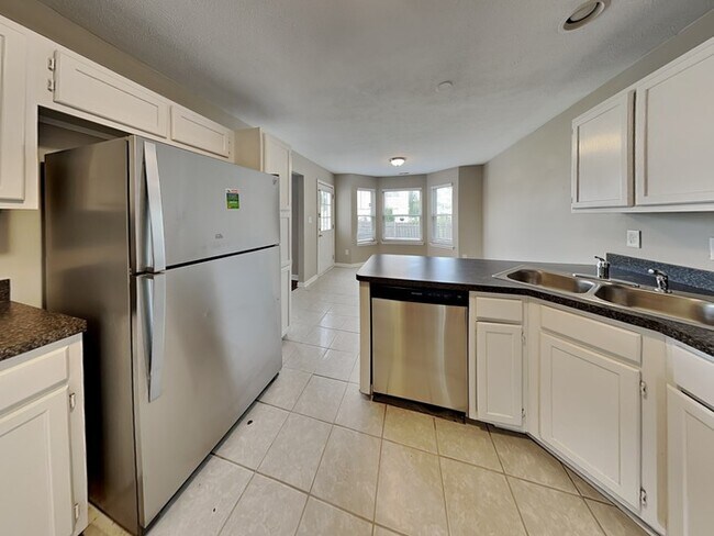 Foto del edificio - MOVE IN SPECIAL! 4 bed 2.5 bath with lots ...