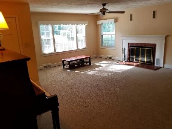 Building Photo - NICE HOME Stunning 4 Bedroom, 2 Bathroom R...