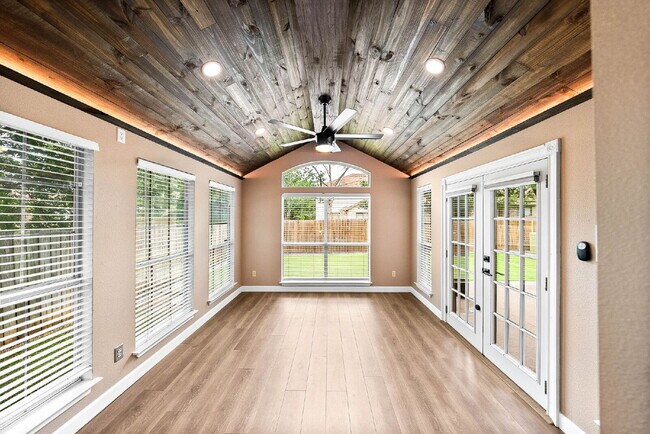 Foto del edificio - Hot Tub - CHECK. Turf - CHECK. Corner Home...