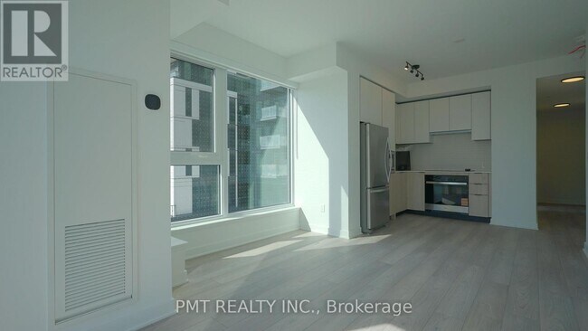 Building Photo - 1007 The Queensway