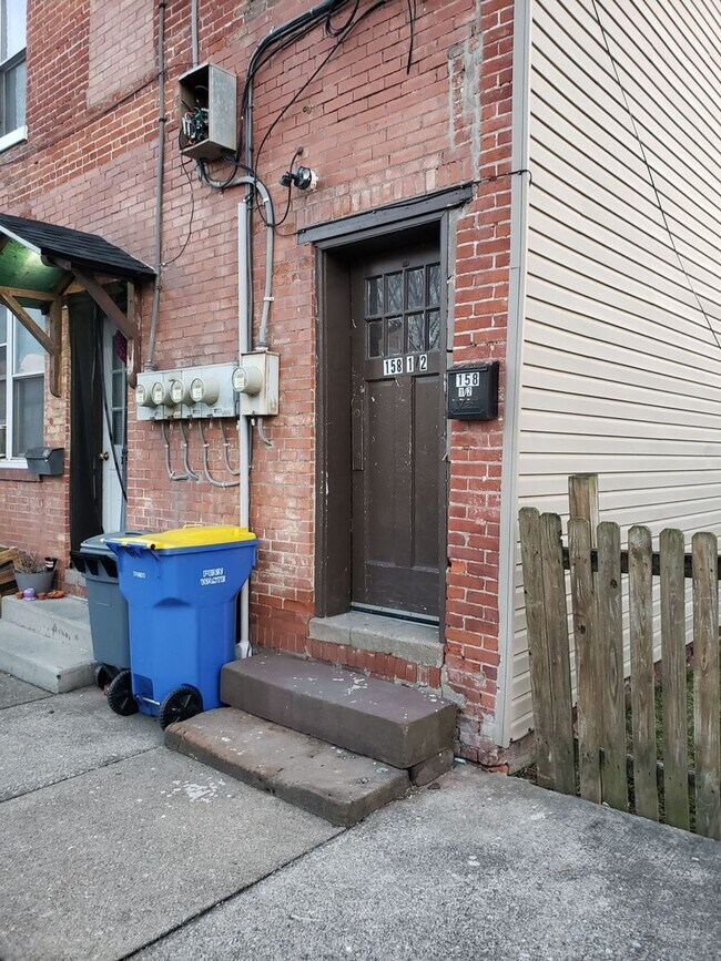 Building Photo - 158 1/2 Ann St