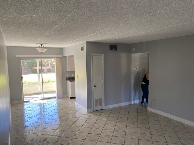 Living room - 7000 Sunset Dr S