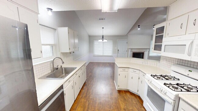 Foto del edificio - Step into comfort and convenience with this beautifully designed two-story home!