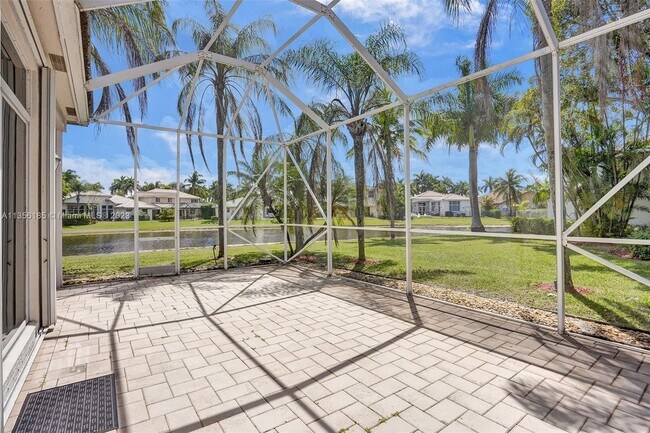 Building Photo - 2576 Bay Pointe Dr