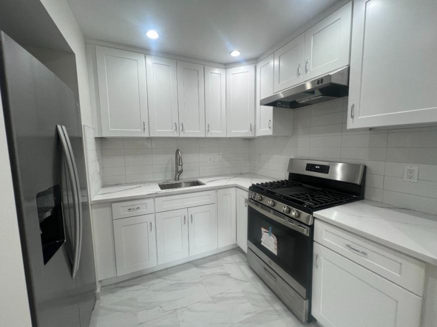 Foto principal - 3 bedroom in WOODSIDE NY 11377