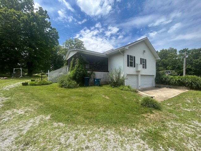 Building Photo - Charming 3 bedroom, 2.5 bathroom home loca...