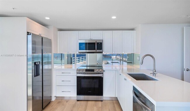 Building Photo - 555 NE 34th St