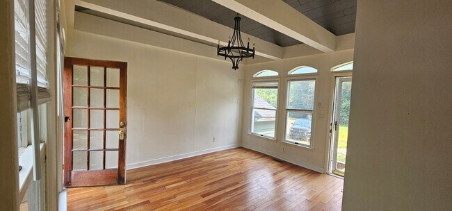 Foto del edificio - Amazing House with Large Lot in Franklin Village