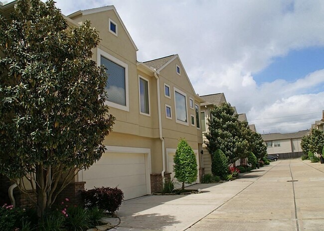 Building Photo - 3815 Center Plaza Dr