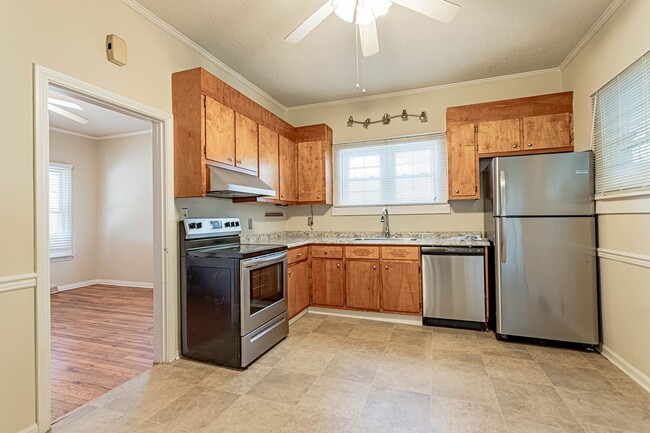 Building Photo - 2 Bedroom 1 Bathroom Home in Dunean. Conve...