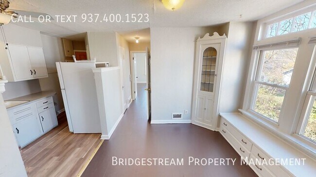 Building Photo - Spacious upstairs 1 bedroom, 1 bath house ...