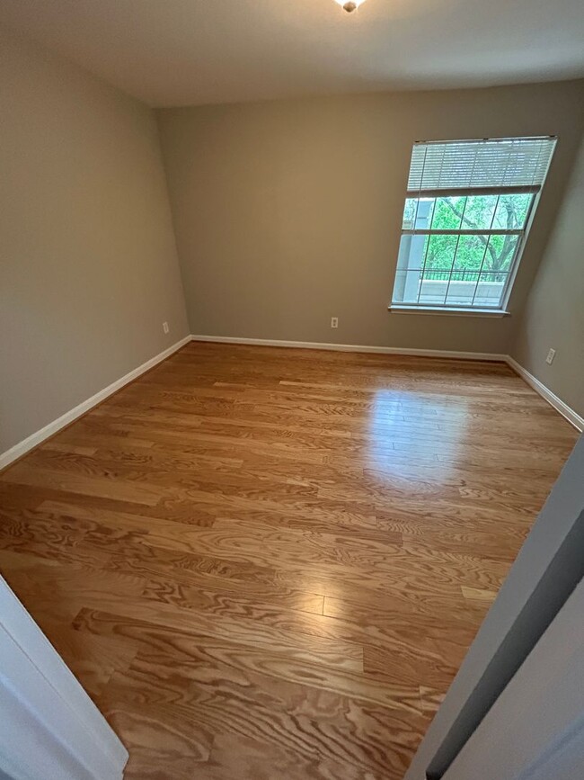 Building Photo - NEW KITCHEN, NEW HARDWOODS -- 1+1  in the ...