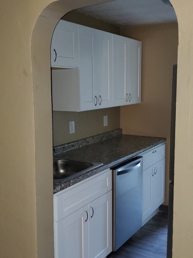 Kitchen - 2905 California Ave