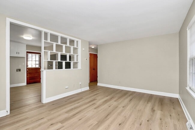 Building Photo - Beautifully Updated Two Bedroom Duplex