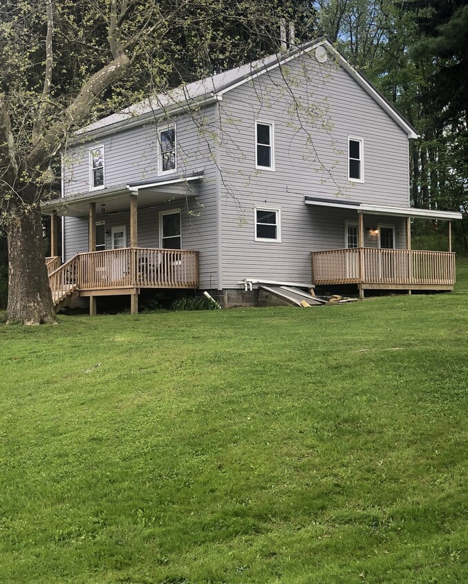 Farmhouse split level apartments in country setting - 386 Freeport Rd