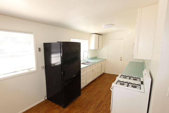 Foto del edificio - Charming 3-Bedroom Apartment with Garage &...