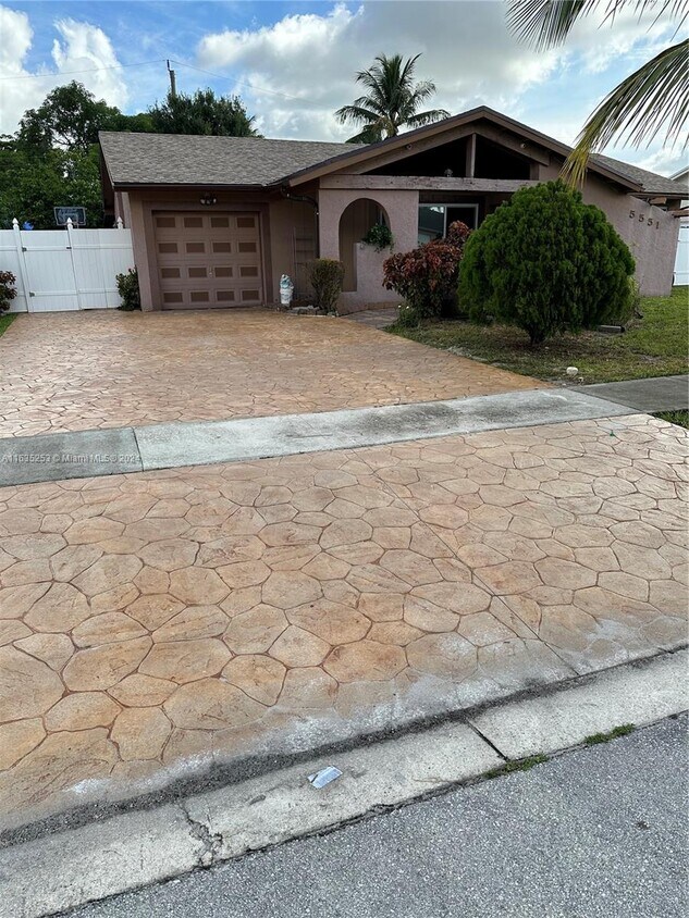 Primary Photo - 5551 SW 7th Pl