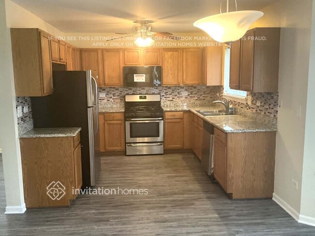 Building Photo - 6801 Desert Dr