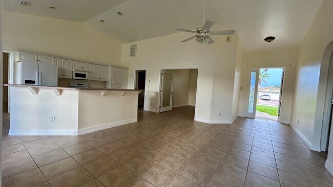 Building Photo - 2529 SW 11th Ct