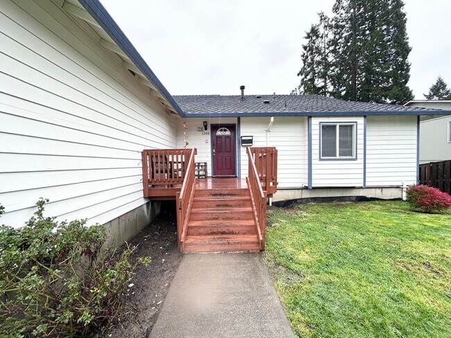 Foto del edificio - Single Family Home in Beaverton, OR 6 Beds 3 Baths w/ Double Car Garage!