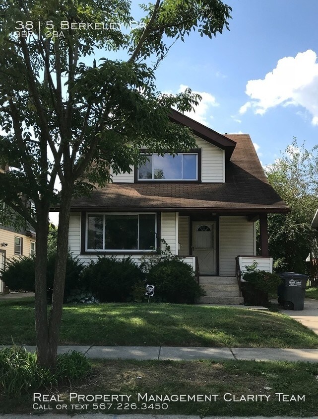 3 Bed/1.5 Bath Home with Builtins House for Rent in Toledo, OH