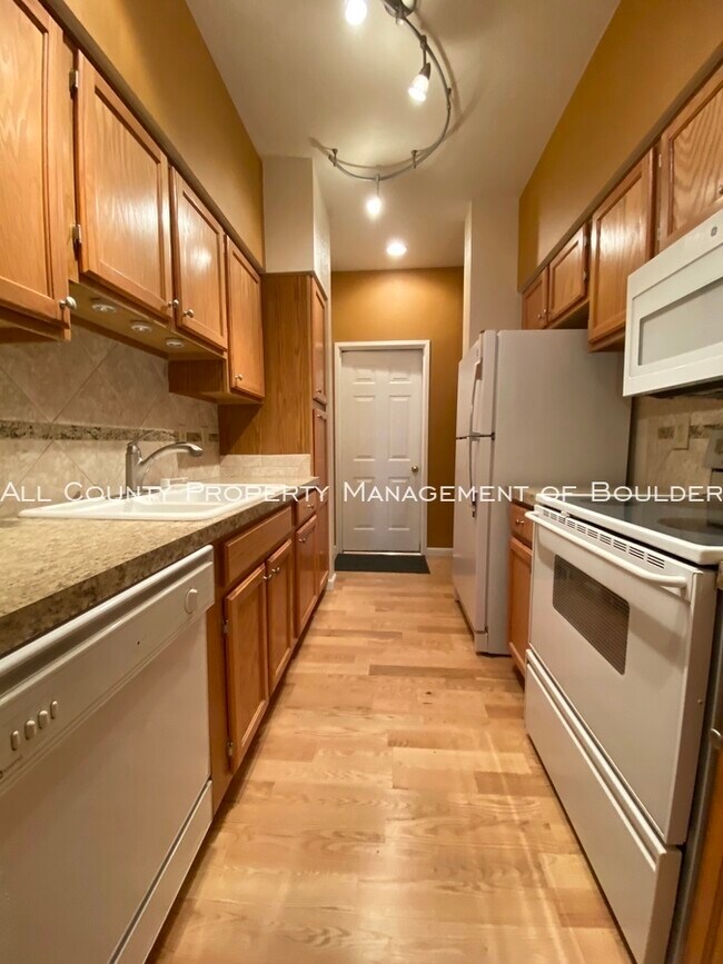 Building Photo - Ground Level Condo in Great Location