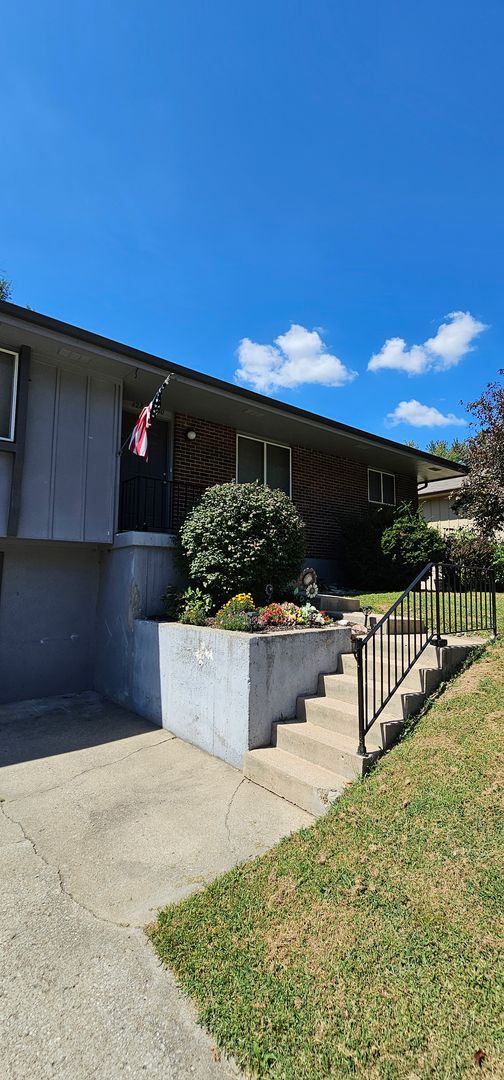 Building Photo - Fantastic location! 3 blocks west of Lions...
