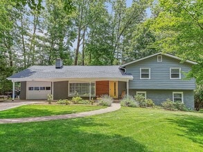 Building Photo - 30 S Oak Forest Dr