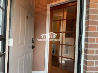 Foto del edificio - Discover the charm of this beautifully updated 3-bedroom, 2.5-bath home nestled in the heart of W...